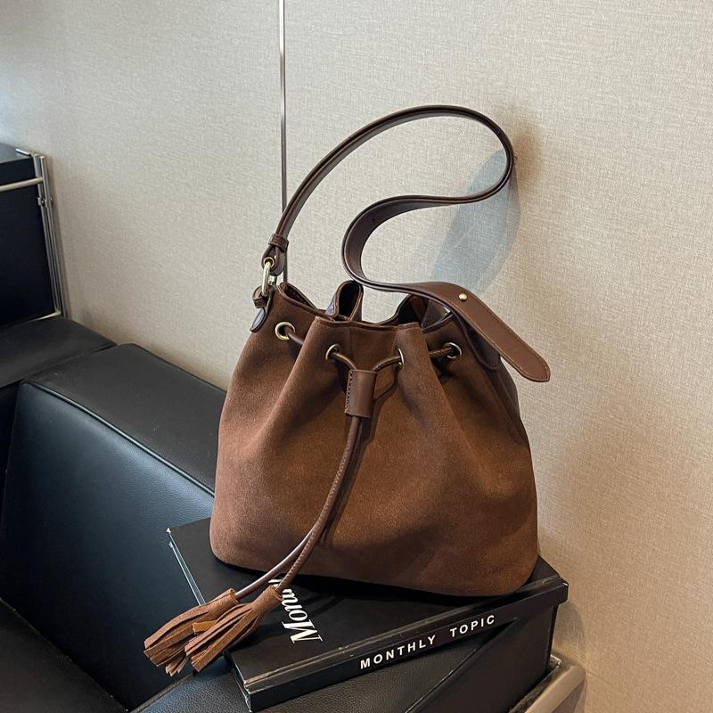 Женская матовая сумка с ретро-текстурой 2024 года, новая модная повседневная иностранная универсальная модная портативная маленькая сумка-ведро