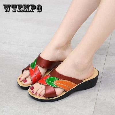 Сандалии и тапочки на танкетке с толстой подошвой. Женская верхняя одежда. Нескользящие тапочки на мягкой подошве. Женские сандалии и тапочки из искусственной оксфордской кожи.