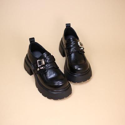 Женские лоферы на липучках в британском стиле – Модная осень 2025, увеличивающие рост