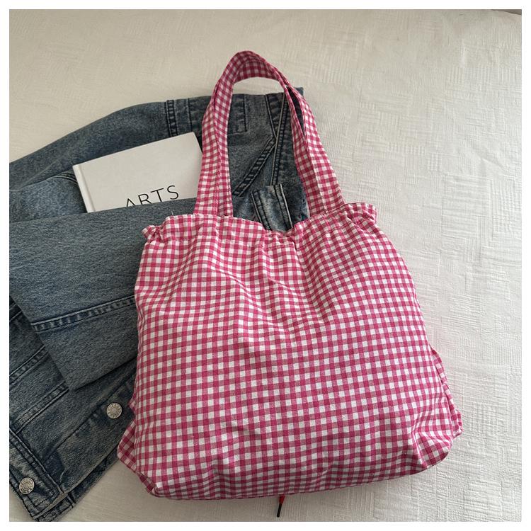 Стильная женская сумка с цветными блоками: Нишевый дизайн, большая вместимость, универсальная повседневная наплечная сумка-тоут.