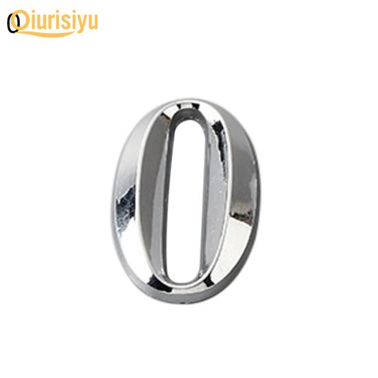 Позолоченная табличка на двери дома, цифра номера адреса