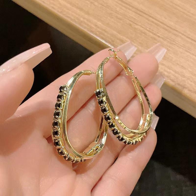 Европейские и американские классические ретро-серьги из металла для женщин - шикарный холодный стиль, элитные ювелирные изделия знаменитостей