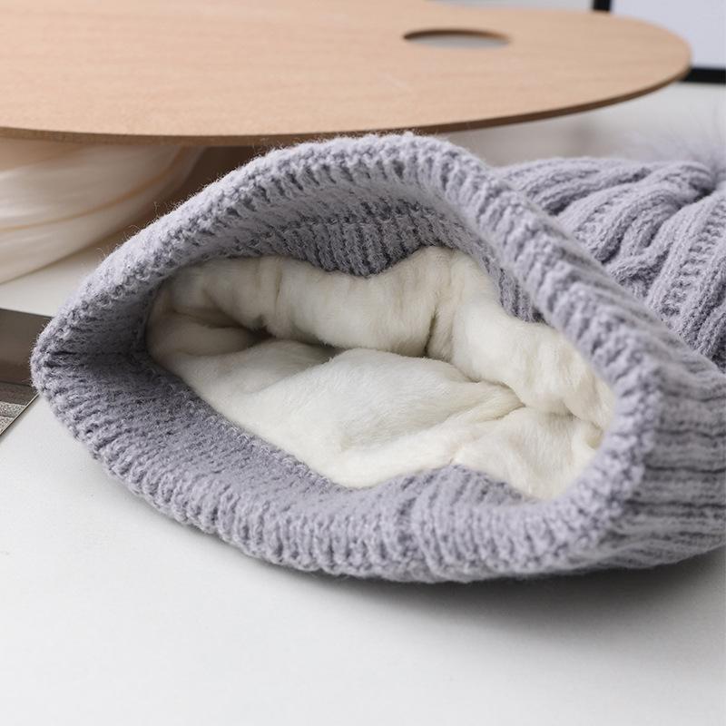 Женская зимняя бархатная шапка-бини с помпоном и защитой ушей - Стильная, теплая и плотной вязки