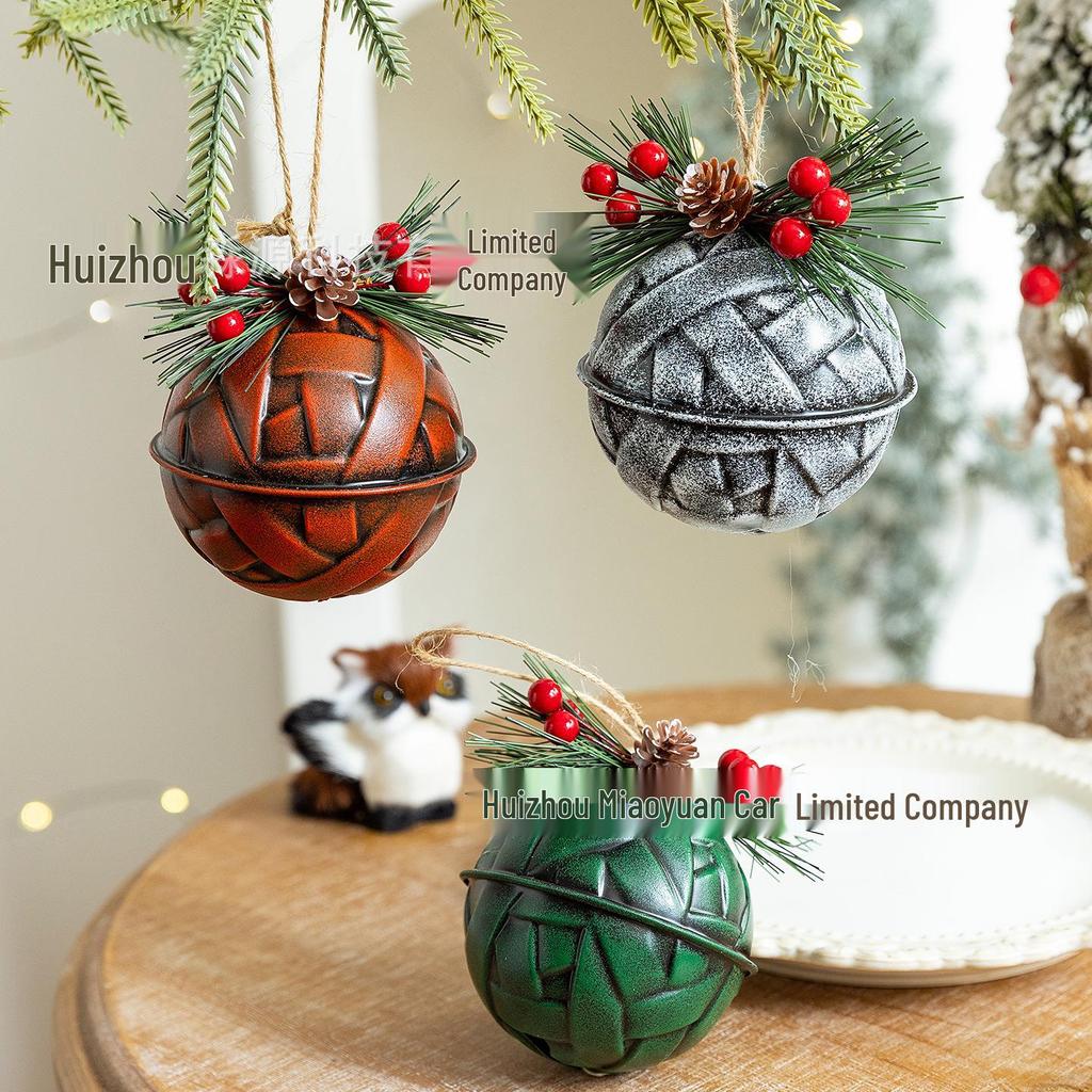 Разноцветные рождественские колокольчики для украшения елки и сцены