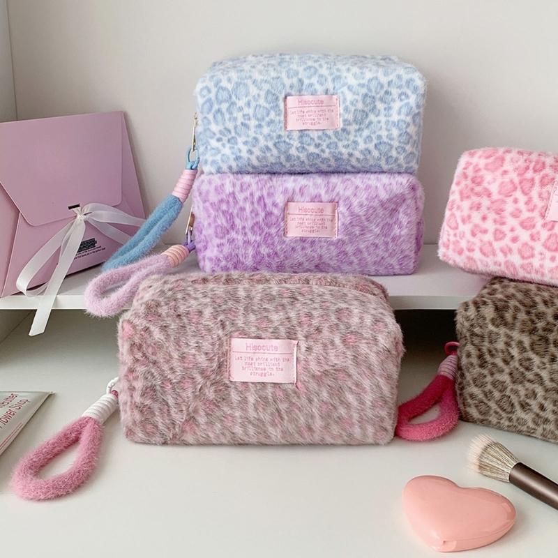 Soft Faux Hair Handheld Makeup Storage Pouch Large Capacity Leopard Pattern Cosmetic Case For Gym Skincare Products