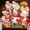 Плюшевая игрушка-подвеска Hello Kitty для девочек Кавайная мультяшная подвеска Изысканная детская плюшевая кукла-кошка Декор подарочного пакета Sanrio