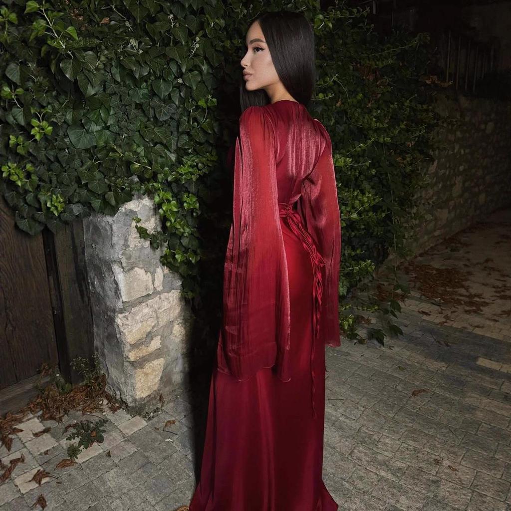 Элегантное атласное платье облегающего силуэта с разрезом - Длинный рукав, блестящее и облегающее бедра для осени/зимы