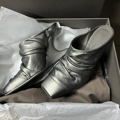 Нишевый дизайнерский стиль, Необычные туфли на высоком каблуке с открытым носком, Женские летние плиссированные полушлепанцы на танкетке с закрытым носком