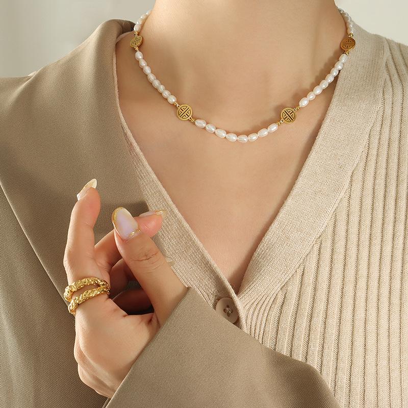 Подвеска с богатым темпераментом «Фу», ожерелье из пресноводного жемчуга, популярные ювелирные изделия в стиле «Ветер» в стиле Гонконга, титановая сталь с покрытием из 18-каратного золота