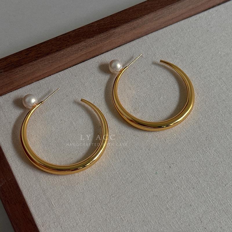 Glossy rough gold C-ring pearl ear hook retro simple ring curved earrings French commuter temperament versatile earrings