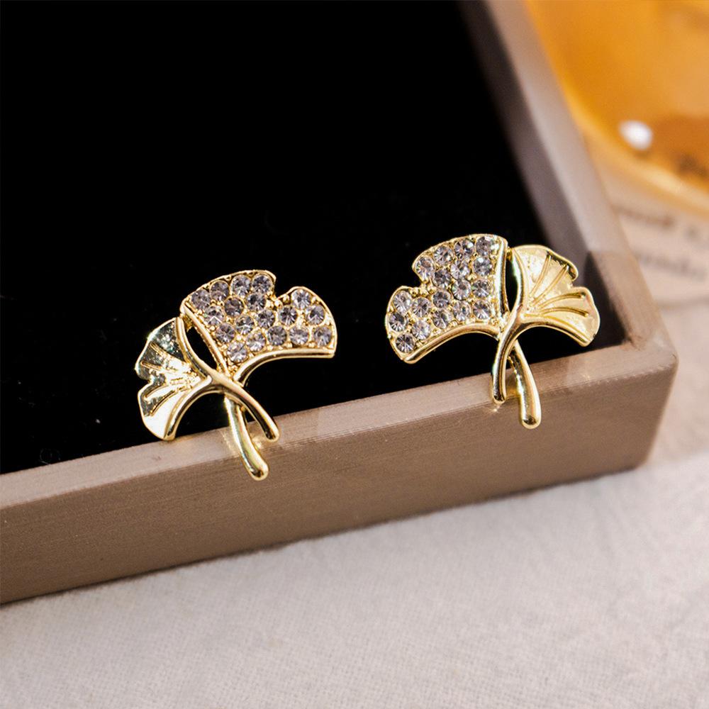 Light Luxury Exquisite Micro-inlaid Zircon Flower Earrings Elegant High-end Pearl Stud Earrings Niche Design Temperament Earrings