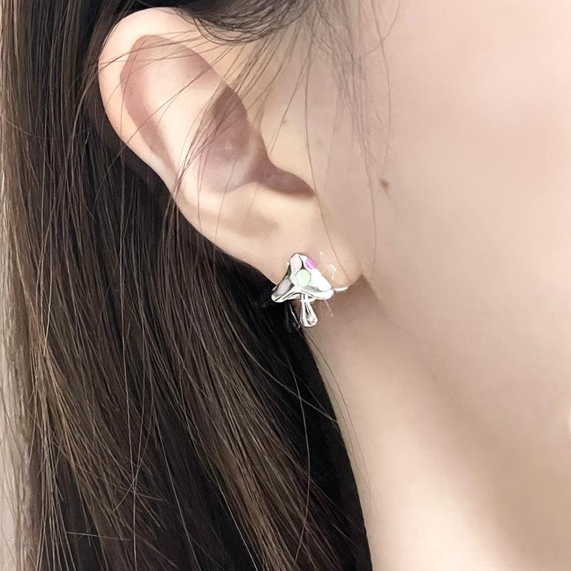 Нишевый дизайн Серьги-пусеты асимметричные Морковь Гриб Холодный ветер Высокое чувство Серьги Персонализированные серьги Женские