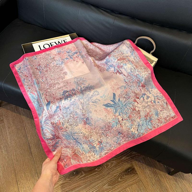 Retro silk scarves for women's new high-end accessories, neck small square scarf, scarf waist, fashionable and versatile, and gifts can be given.