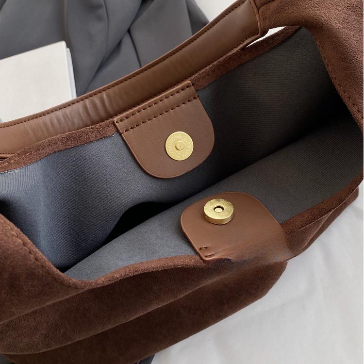 2025 Новая женская сумка Ретро мягкая замшевая сумка Женская осенне-зимняя популярная сумка через плечо большой вместимости Популярная сумка-ведро