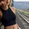 Белая вязаная женская футболка с круглым вырезом, сексуальный укороченный топ без рукавов, женский облегающий эластичный топ на бретелях, женская футболка, уличная одежда