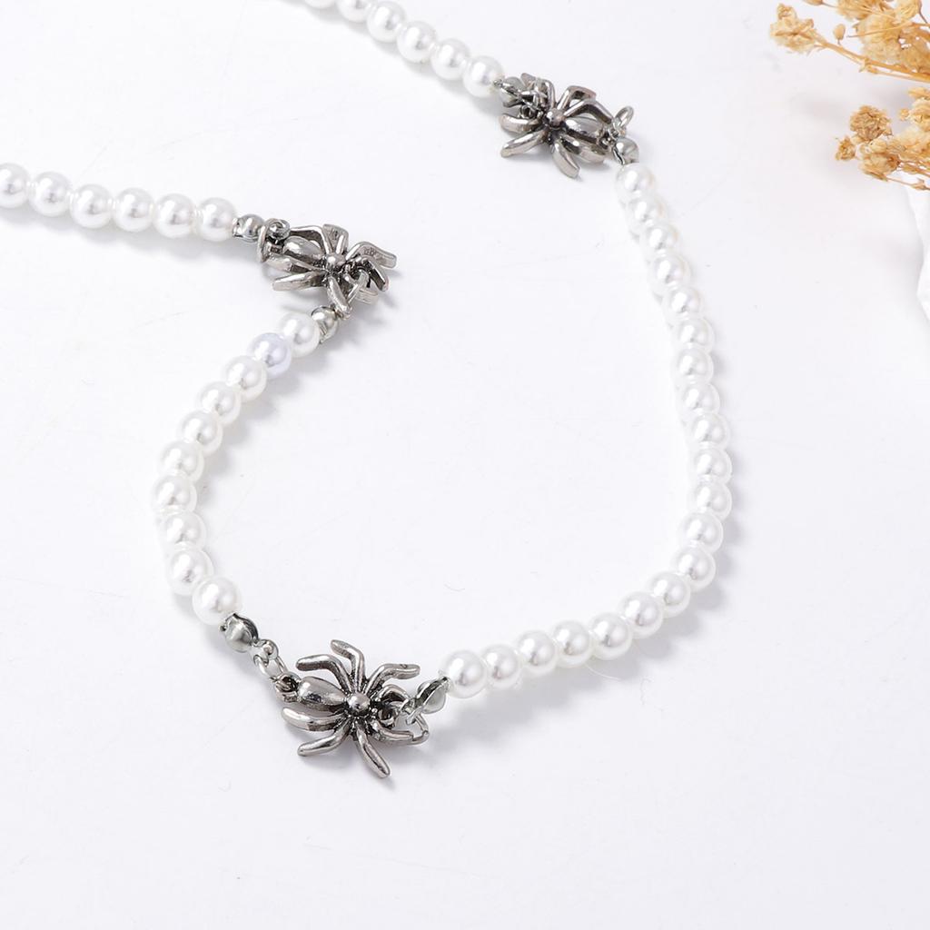 European and American simple fashion personality INS style imitation pearl beaded alloy spider collarbone chain versatile casual necklace women