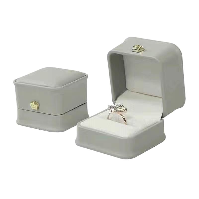 1 шт. Модная шкатулка для украшений в виде кольца 5,8x5,8x4,5 см, розовое золото/темно-синий/зеленый/белый ПУ, пряжка в виде короны, свадебный подарок, шкатулка для украшений