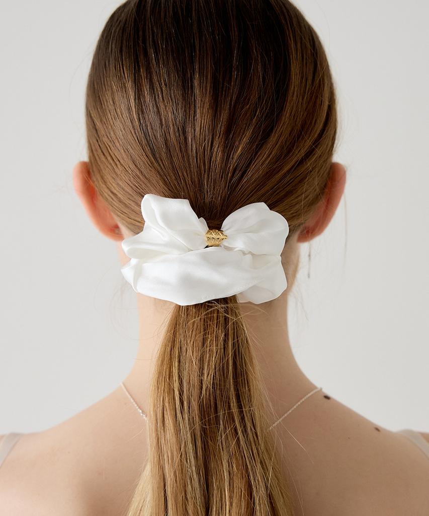 Шелковый scrunchie Aphrose с логотипом в рамке (белый)
