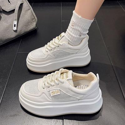 Маленькие белые туфли женские летние 2025 года новые сетчатые дышащие мягкие подошвы увеличивающие рост сетчатые туфли студенческие на платформе спортивные повседневные туфли для серфинга