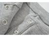 Женская белая приталенная футболка с воротником-henley и длинным рукавом – Идеальная основа для осенне-зимнего гардероба, подчеркивающая талию.