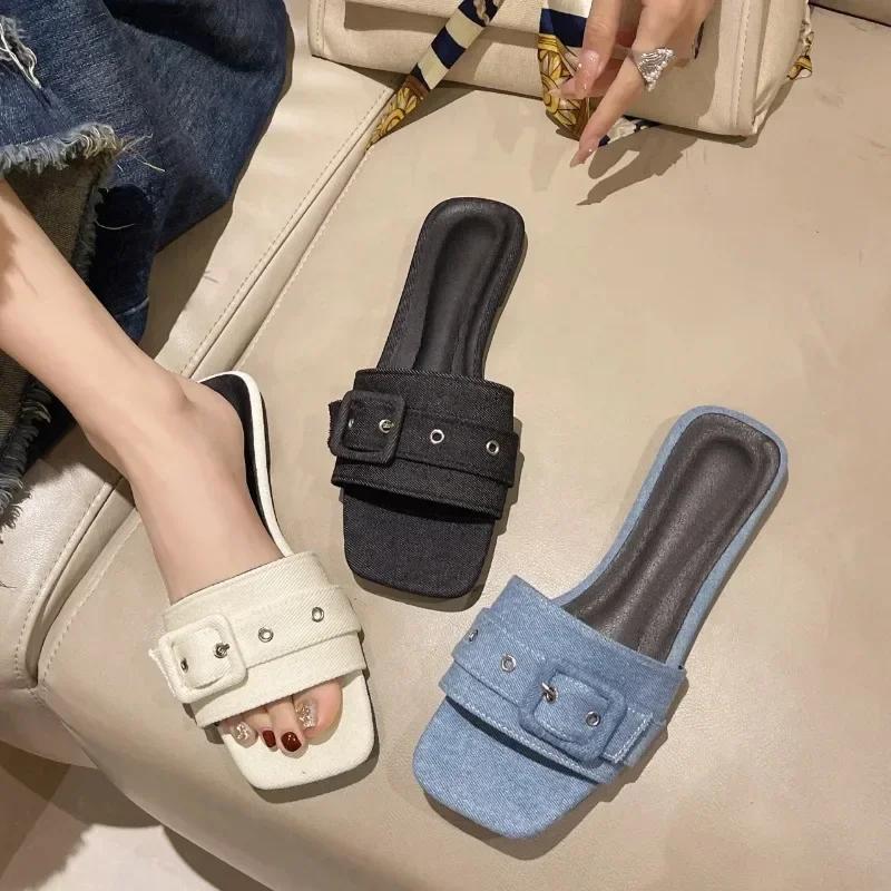 Ношение сандалий и тапочек для женщин 2024 года Новые летние пляжные шлепанцы с квадратным носком Универсальные джинсовые синие туфли на плоской подошве с квадратной пряжкой