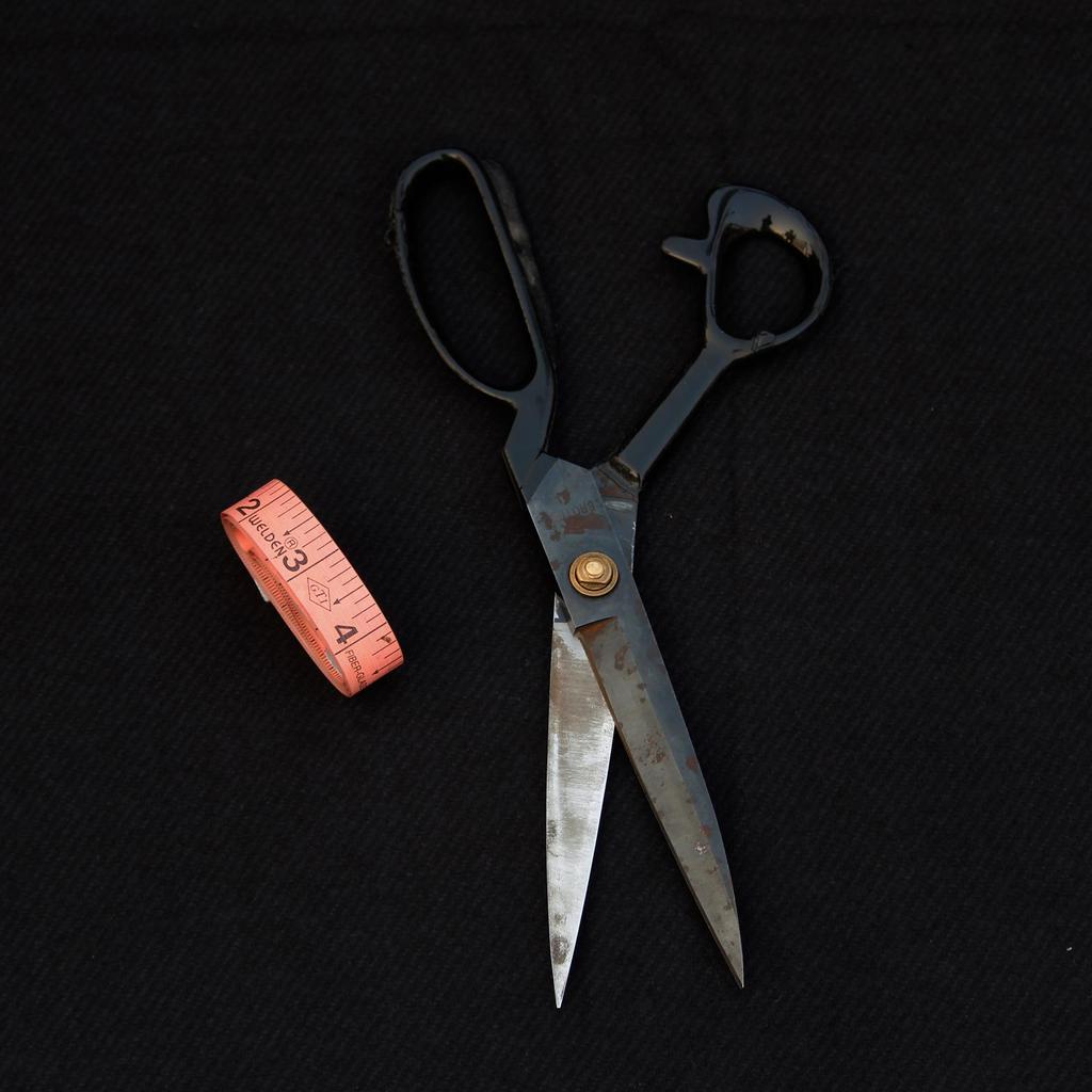 Премиальная черная фланелевая ткань, окрашенная в пряже - 100% хлопок, 425 г/м², ширина 148 см - идеально подходит для курток, рубашек и обивки