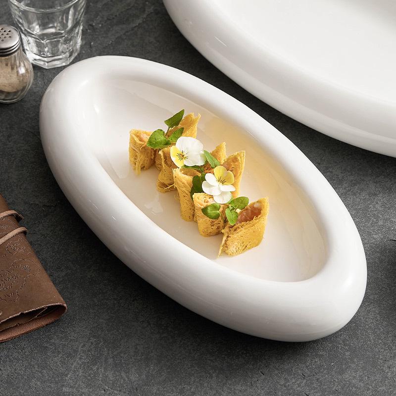 Художественная двухслойная изолированная керамическая сервировочная тарелка для элитной посуды и использования в отелях.