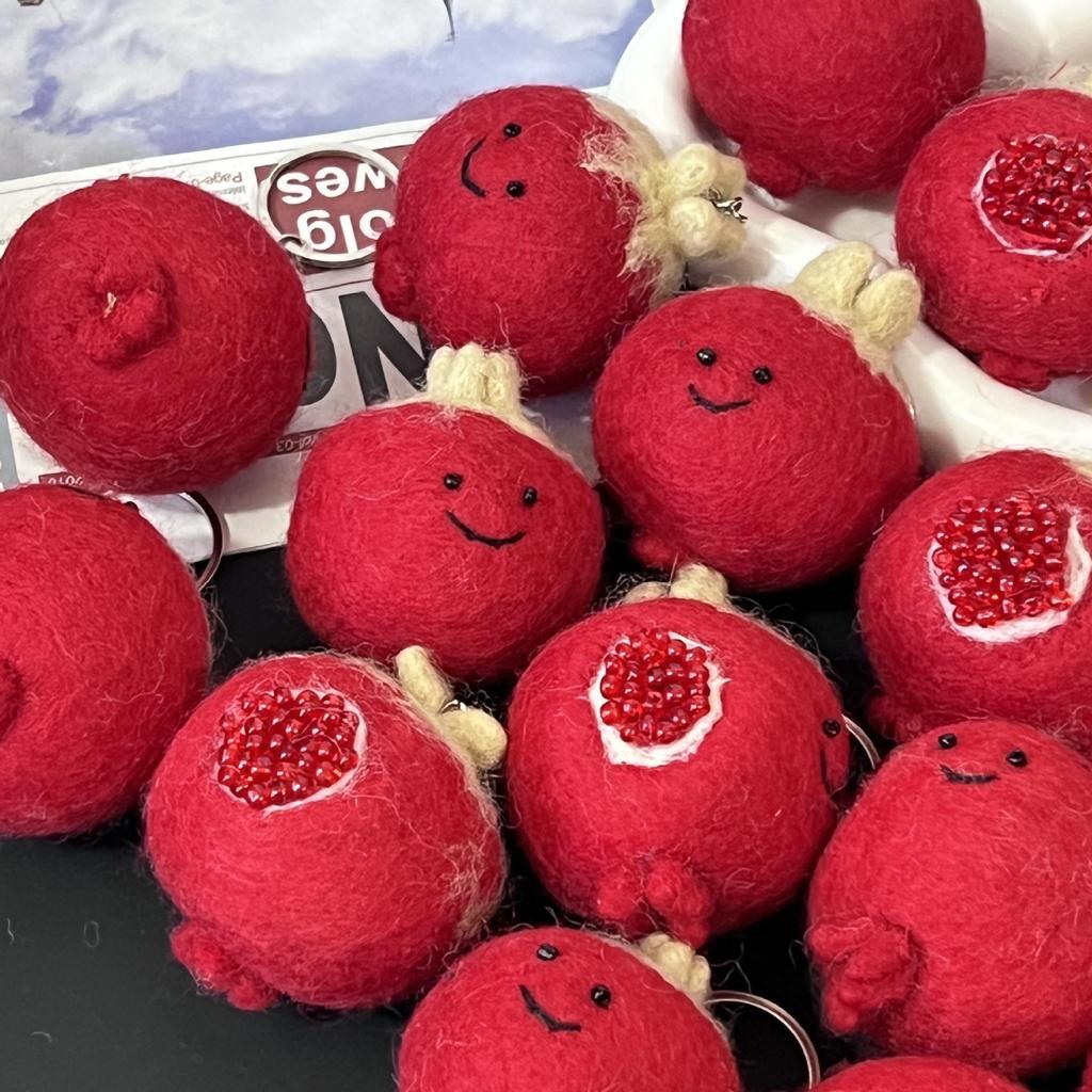 Брелок-подвеска для сумки из войлока ручной работы в виде граната