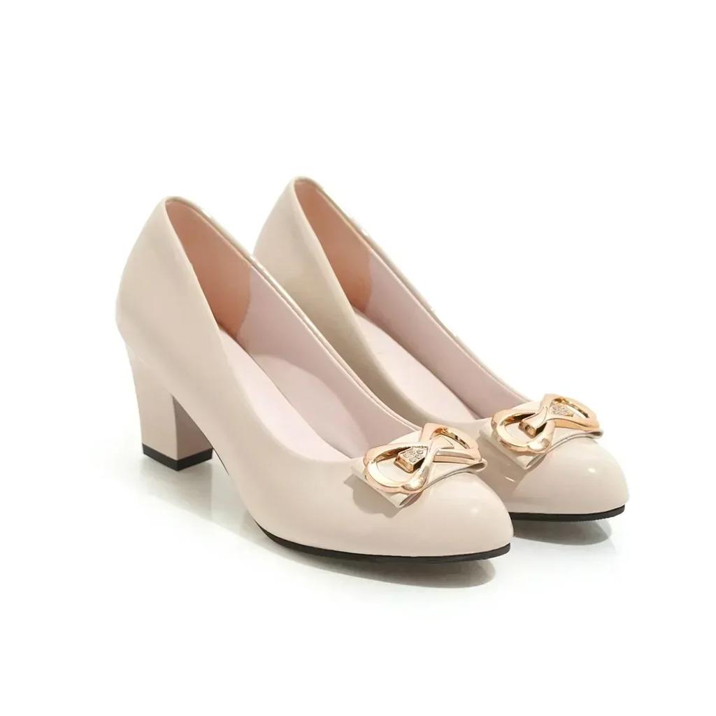 Мода 2024 года. Новые женские туфли. Базовые туфли без застежек. Универсальные туфли на высоком каблуке. Женские туфли с круглым носком и металлическим бантом. Толстые каблуки. Женские.