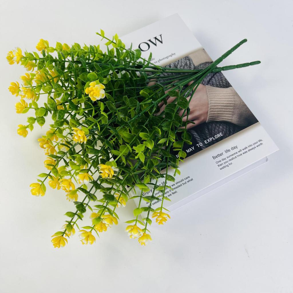 Букет из семи роз с эвкалиптом и камелией - Искусственные цветы