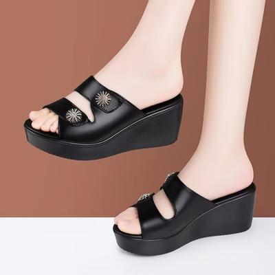 Тапочки для мамы на танкетке, женские, мягкая подошва, для среднего и пожилого возраста, нескользящие, толстая подошва, для среднего и пожилого возраста, новые летние сандалии 2025