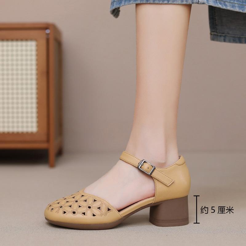 Новые летние сандалии с открытым носком, женские, из мягкой коровьей кожи, на мягкой подошве, на толстом каблуке, с полым дизайном, расшитые, с закрытым носком, на среднем каблуке