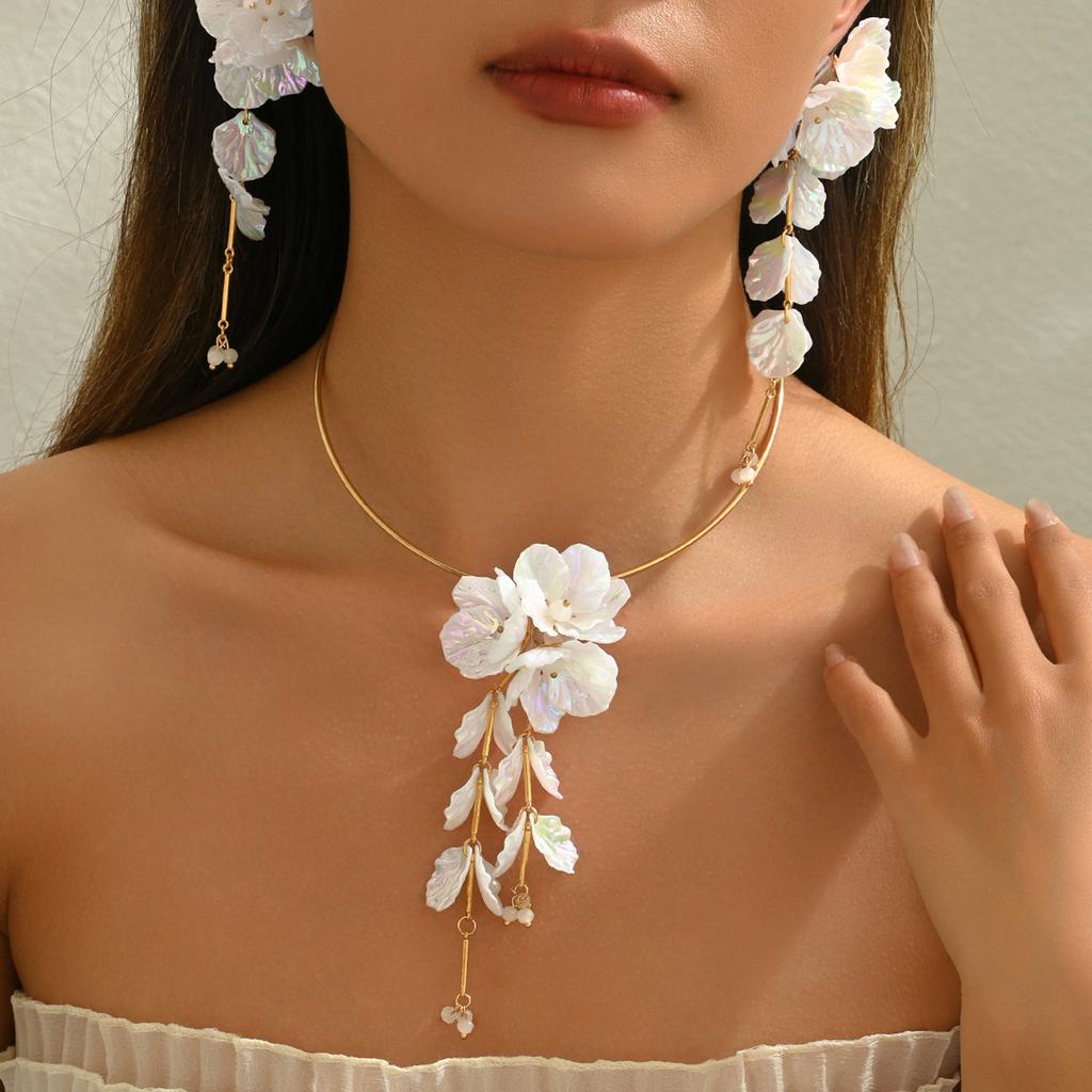 Элегантный набор ожерелья и серег-подвесок с цветочным дизайном, портативные украшения для женщин, прочная комбинация сплава и смолы