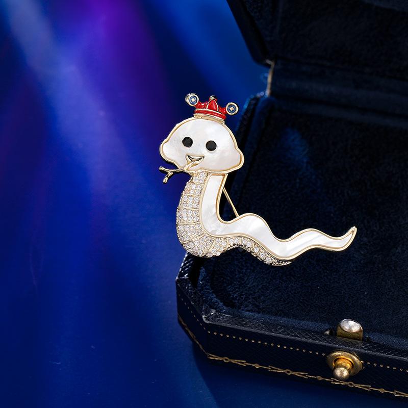 Милая шапка Бога богатства, брошь-змея, женская, из натурального перламутра, для куртки, креативные изысканные аксессуары, булавка для свитера, аксессуары для пальто