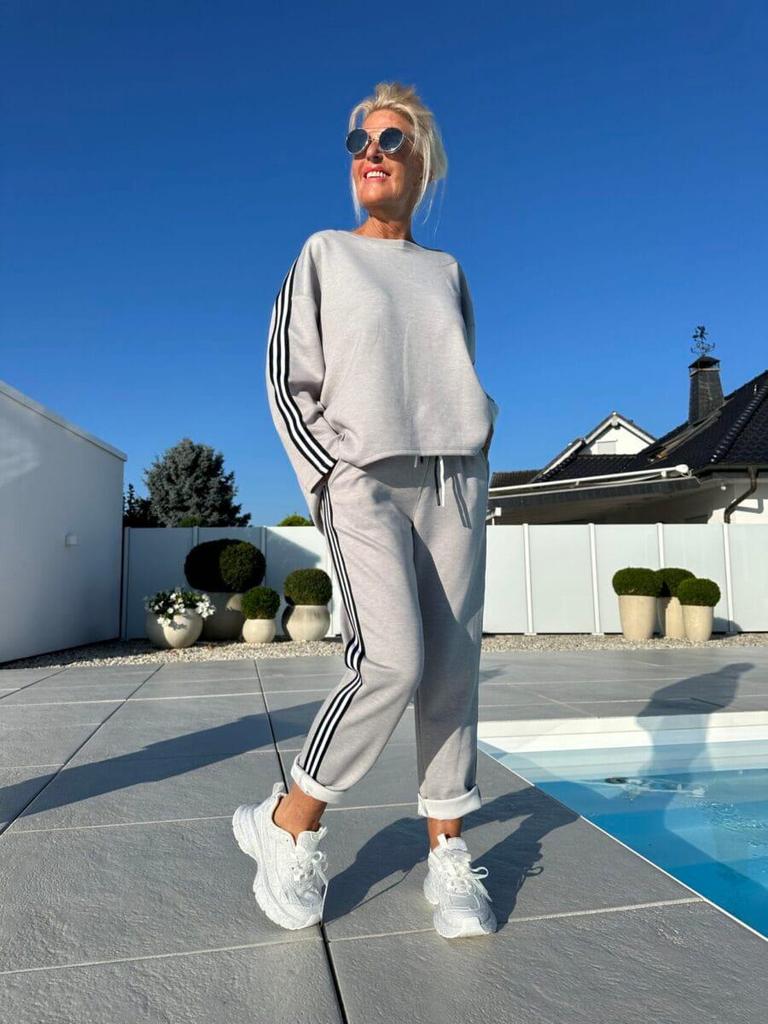 Женский комплект из однотонного трикотажного лонгслива с круглым вырезом и длинных брюк, с плетеными вставками. Осень/Зима 2025