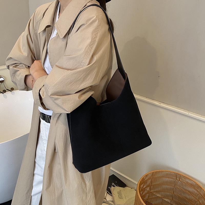 Сумка большой вместимости женская 2025 новая трендовая осенне-зимняя премиальная замшевая ретро сумка через плечо сумка-тоут для通勤