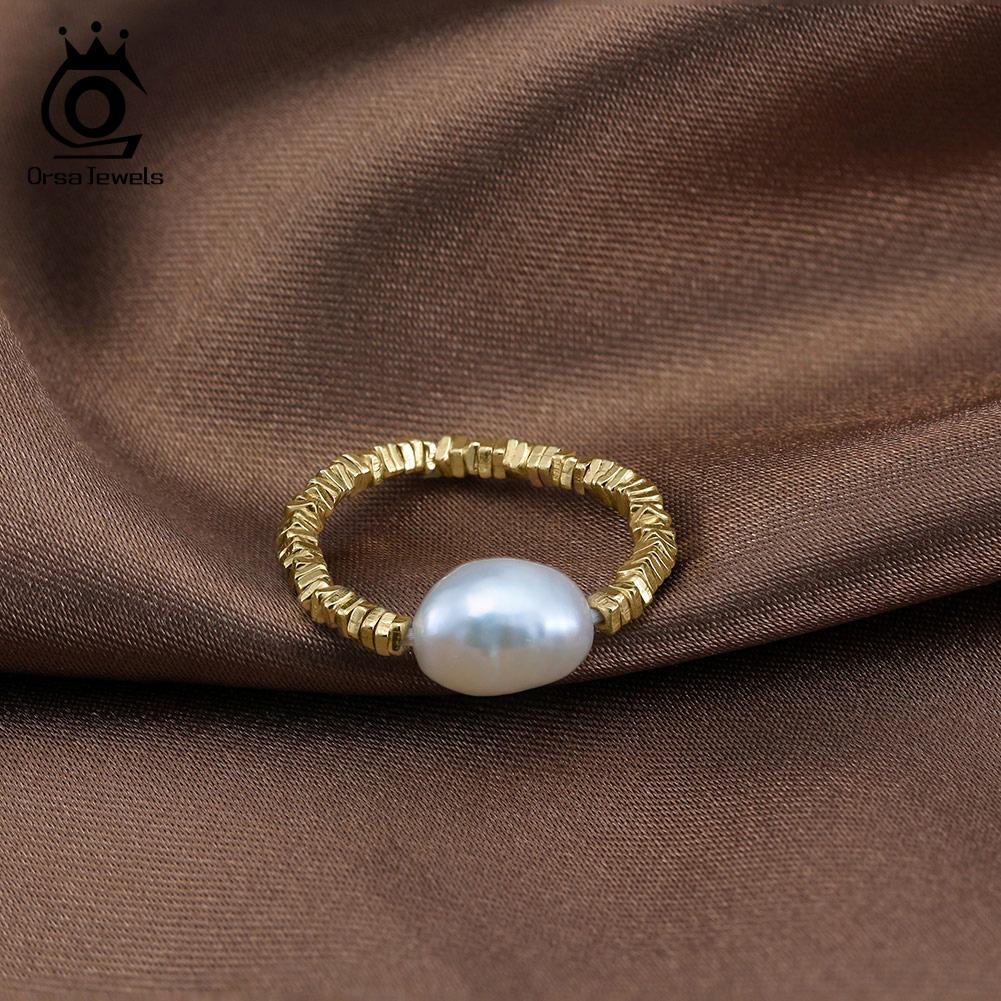 ORSA JEWELS Элегантное кольцо из стерлингового серебра 925 пробы с натуральной пресноводной жемчужиной 8 мм, регулируемое кольцо-цепочка с золотым самородком 14K для женщин GPR21