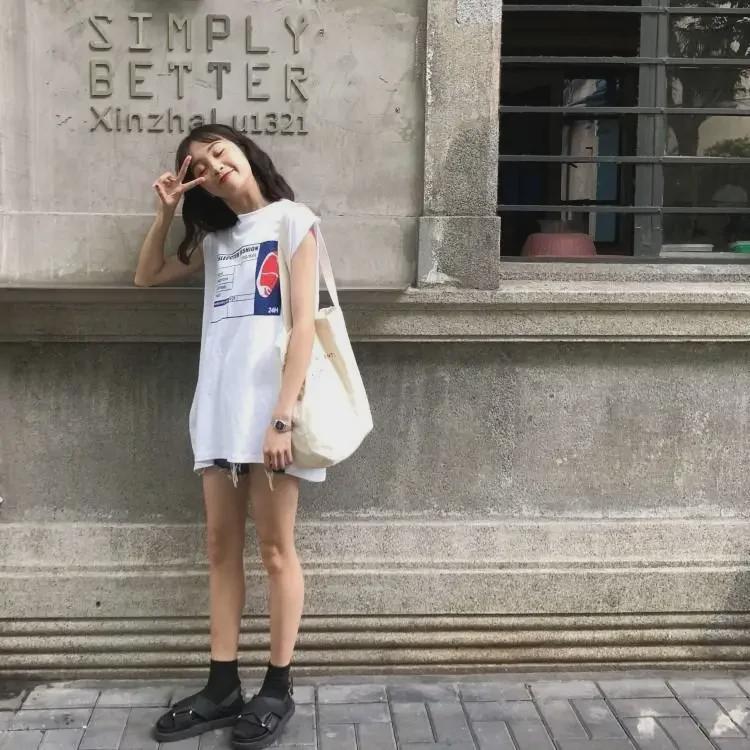 2024 Летняя корейская свободная женская футболка без рукавов с разрезом на спине