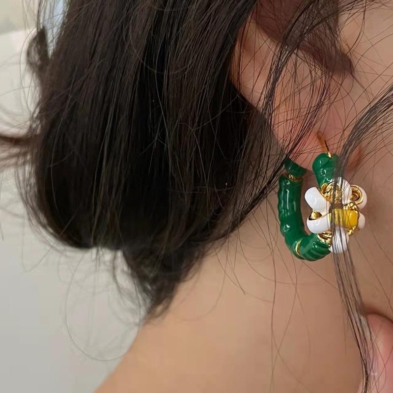 Классические серьги среднего размера для женщин и девочек с эмалью и цветком, серьги-клипсы, винтажные элегантные женские вечерние аксессуары для банкетов высокого класса, ювелирные изделия