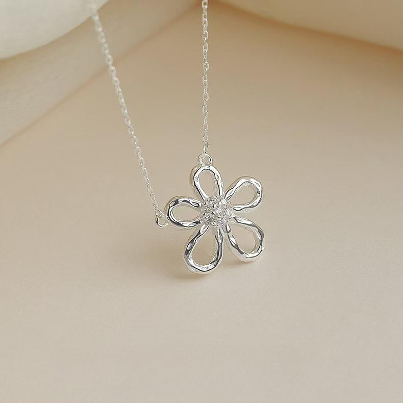 Ожерелье «Подсолнух», комплект женских серег, простой темперамент, высококачественное микроинкрустированное полое пятилепестковое кольцо-цветок, цепочка на ключицу