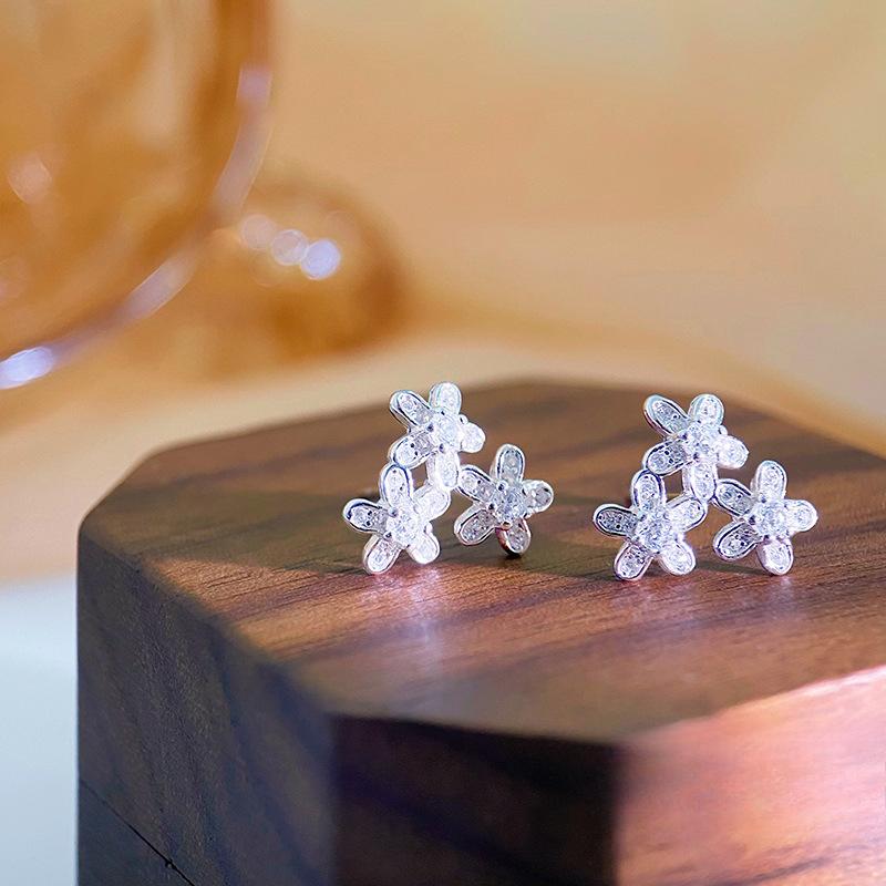 Универсальные серьги с тремя цветками для женщин с нишевым дизайном и милые новые серьги