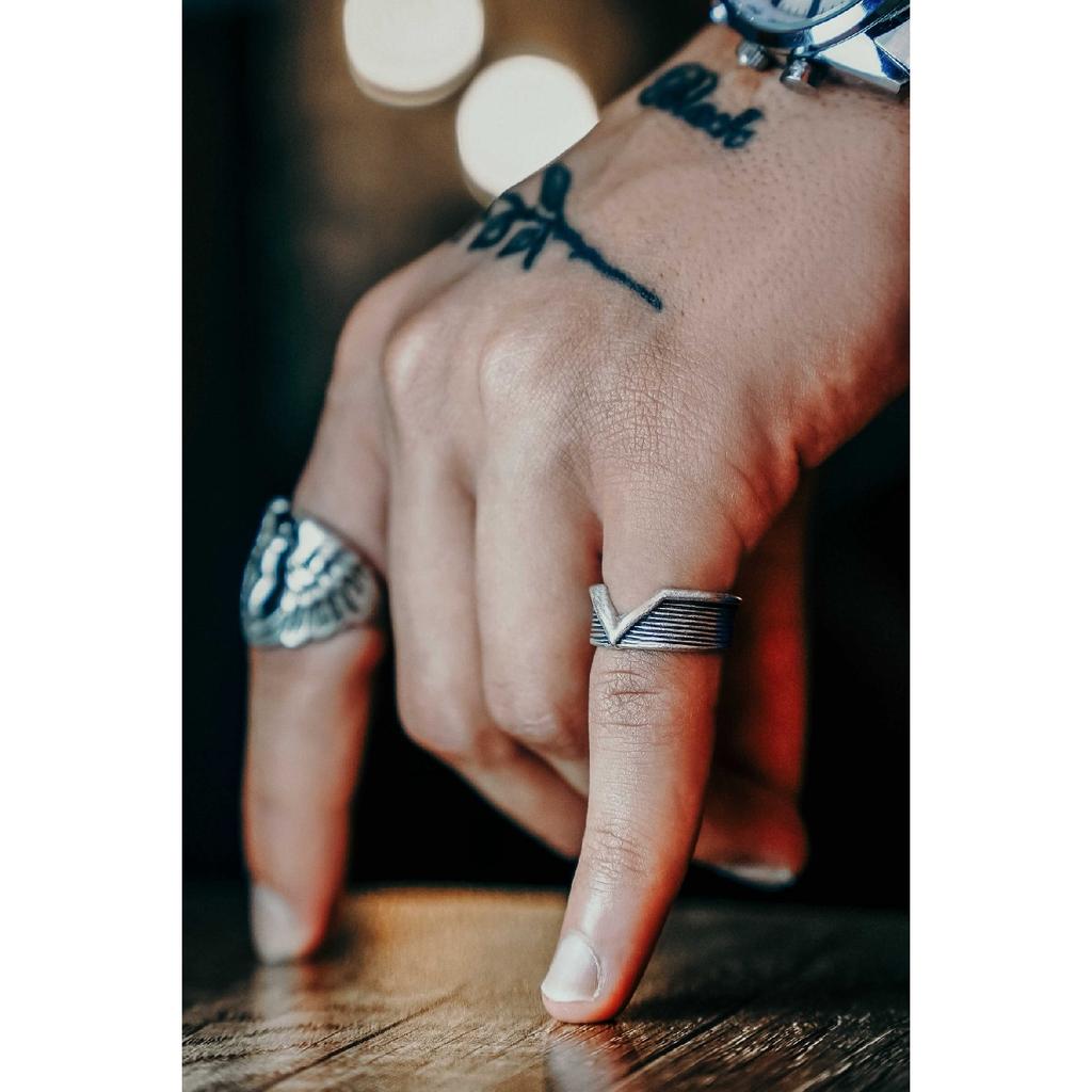 Регулируемое посеребренное кольцо с V-образной фигурой