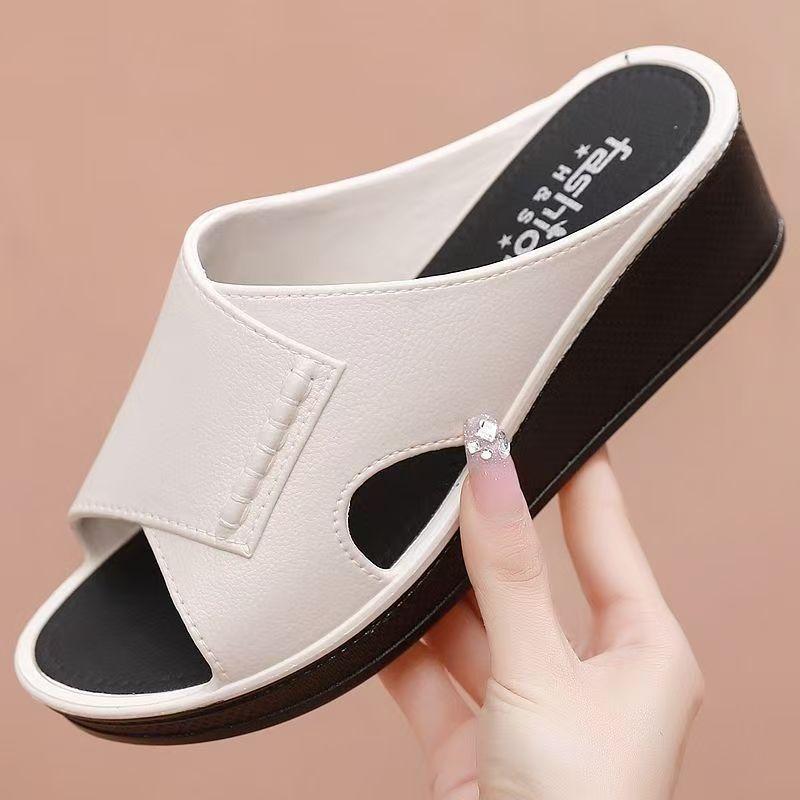 Женские летние новые тапочки с открытым носком на платформе и танкетке, полые тапочки с мягкой подошвой, нескользящие, против запаха, домашние тапочки, уличные тапочки, сандалии