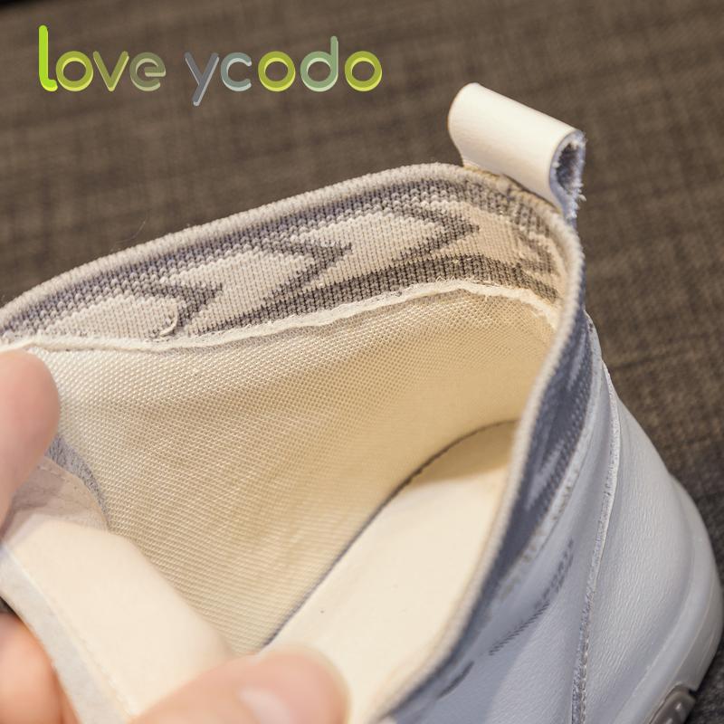 Пара женских осенне-зимних стильных и удобных ботильонов из натуральной кожи на плоской подошве