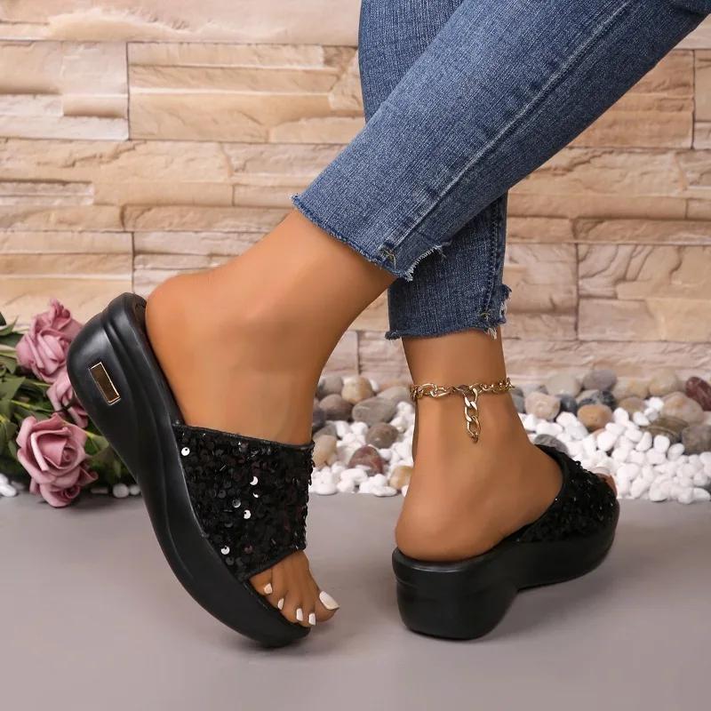 2024 Новые модные летние однотонные универсальные женские тапочки с блестками и открытым носком на танкетке, женские туфли, удобные для ношения