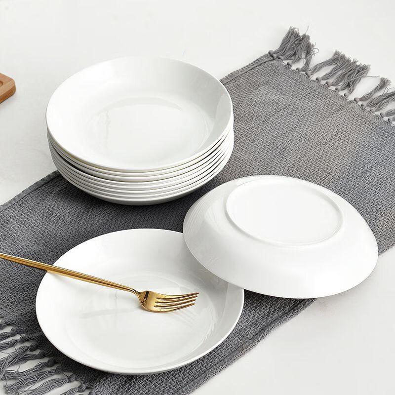 Керамические тарелки глубокие, чисто белые