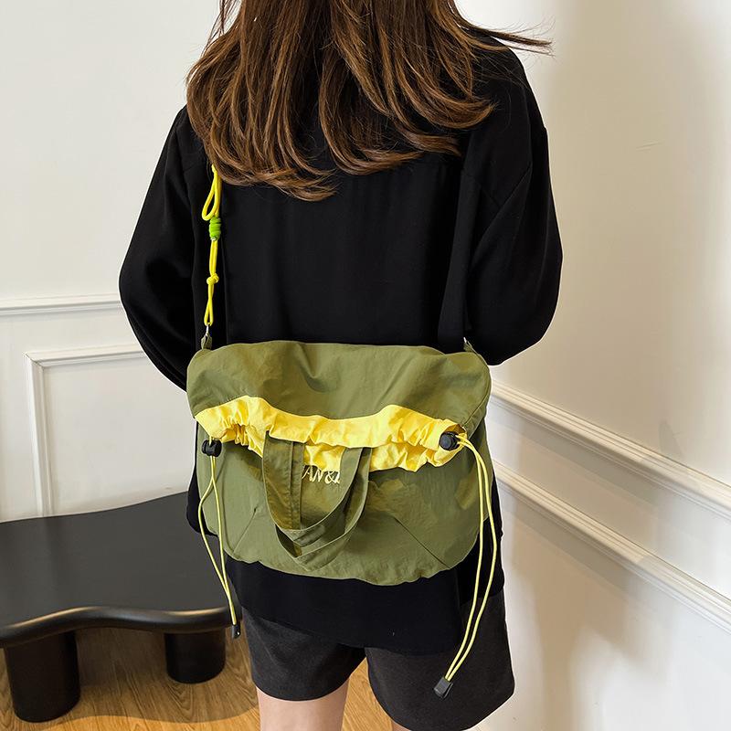 Корейская версия нишевого дизайна 2025 легкая сумка-мессенджер повседневный зарубежный тренд простой портативный на плечо модная сумка-ведро