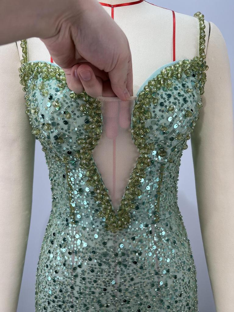Зеленое вечернее платье бодикон с V-образным вырезом, бисером, пайетками и разрезом