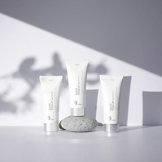 9WISHES Белая тонизирующая сыворотка для тела SPF 21 150 мл