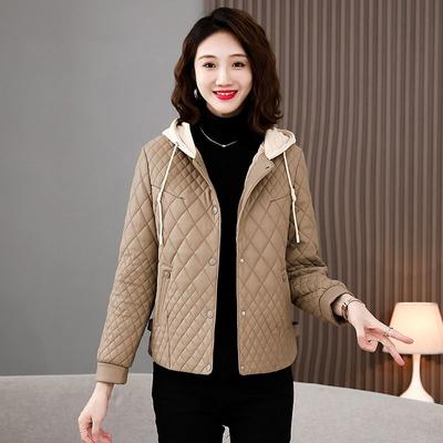 Короткая стеганая куртка из хлопка с капюшоном и шикарным дизайном для женщин